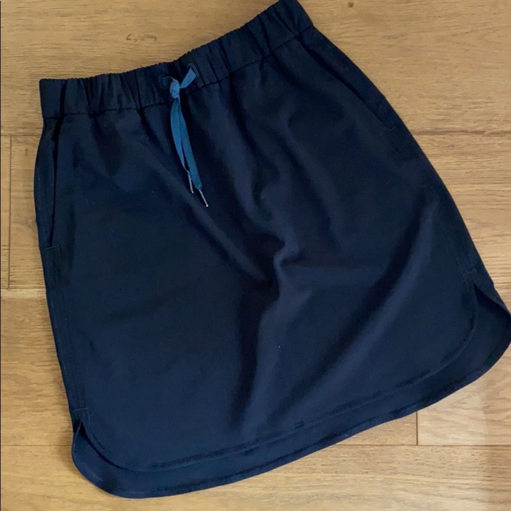 Lululemon Black ‘On the Fly’ Skirt. Size 8